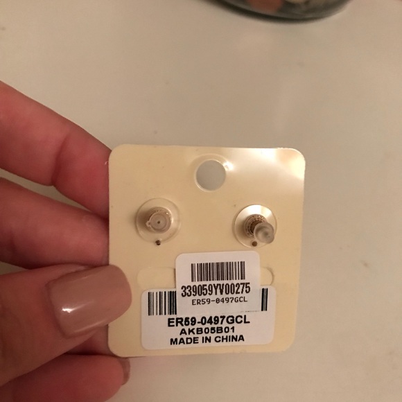 NWT beautiful sparkly crystal earrings - Picture 4 of 8